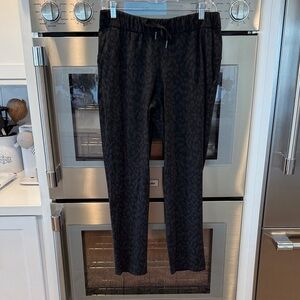 Lululemon On the Fly Pant in Xlnt condition. Pants are black/dark gray pattern.